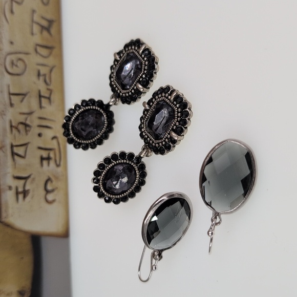 Elegant Dark Stone Earring Duo - Vintage & Minimalist Styles Excellent Condition - Picture 1 of 7